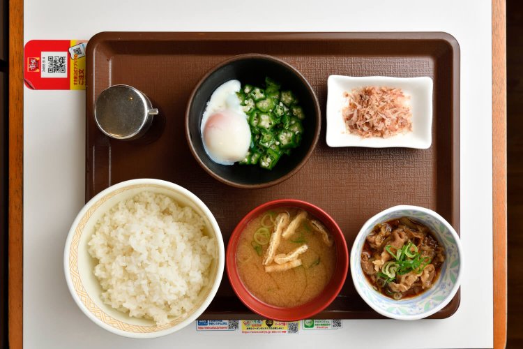 見た目華やかな、すき家の朝食。