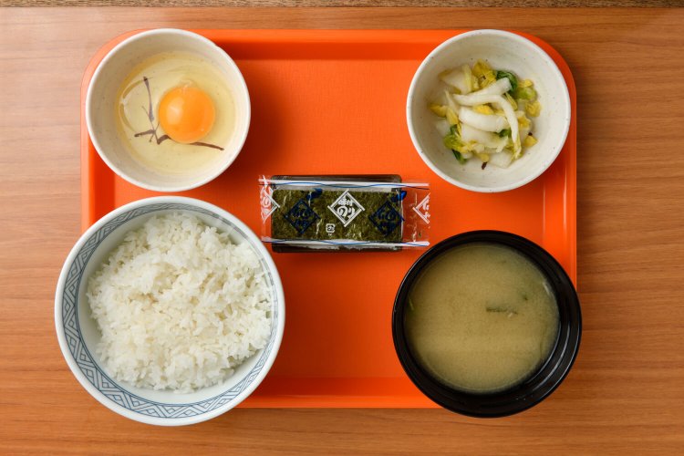 大粒の納豆丼か朝定食か悩む。