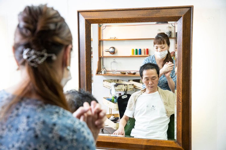 肩をリズミカ ルにマッサージ。