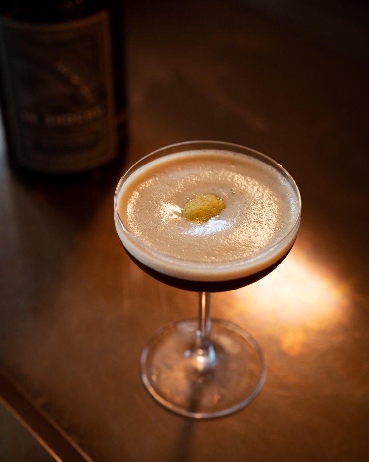 “COLD BREW MARTINI（コールド ブリュー マティーニ）”1300円。コーヒーと「MUGI」のロースト香がばっちり合う！スムースな泡のテクスチャも美味しさを感じる要素。