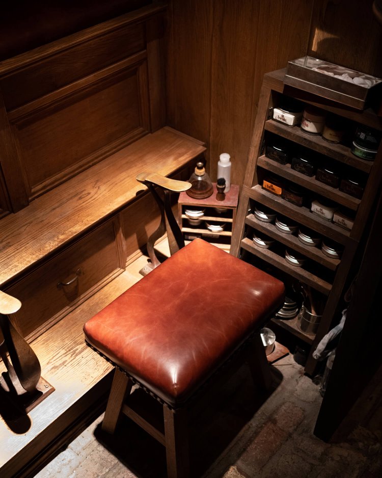 バー空間に入る手前には、シューシャインスペースが。お酒を片手にシューシャイナーのサービスを受けられる。お洒落！