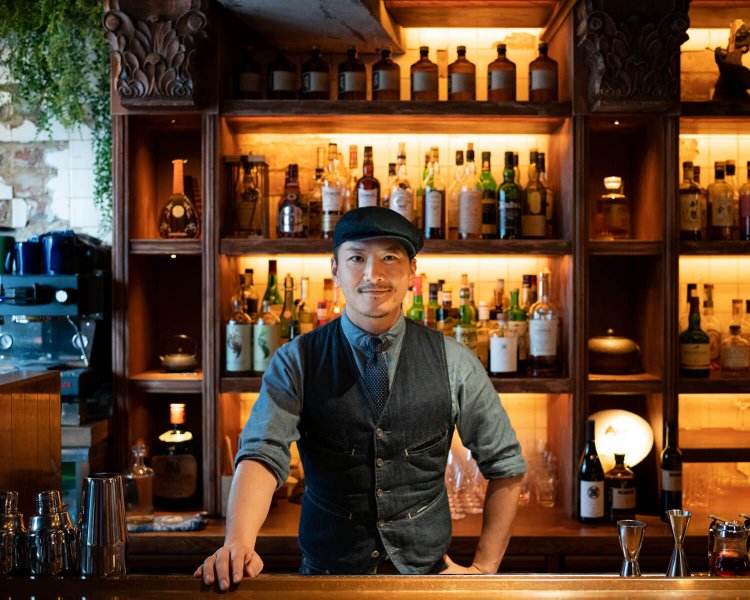 『The SG Club』と上海に構えるバー3店のファウンダーを務める、バーテンダーの後閑信吾さん。　