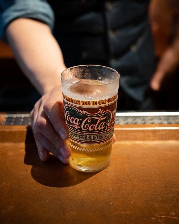 ”RUM＆COLA WITHOUT COLA”1300円の素材は、バカルディ、秘密製法のコーラ、柑橘。目を引くネーミングとキャッチーなルックスも『The SG Club』のカクテルの特長。