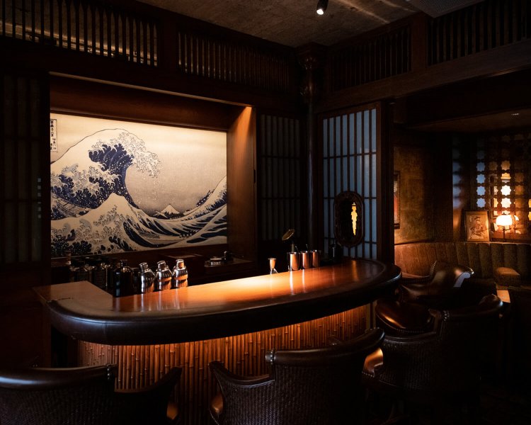 2階の『Savor』は、ぐっとラグジュアリーな雰囲気としつらえ。20種前後のキューバ産の葉巻が揃う。