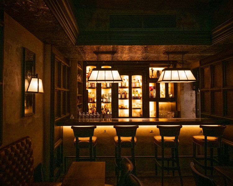 地階の「Sip」は、「Guzzle」と打って変わってシックな雰囲気。現在は、予約制でカクテルペアリングコース1万4300円～を提供している。