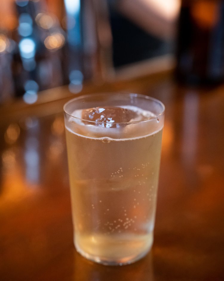 “WHAT’S ON TAP？（とりあえず生とジントニック）”1200円。ボンベイサファイアのトニックウォーター割りと濃縮ビールが合わさる。