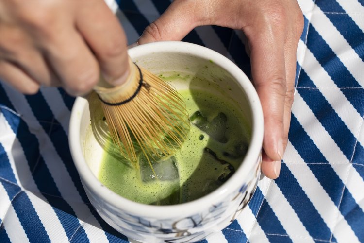 冷やし抹茶もおすすめ。湯量2／3で点て、最後に氷（別ボトルで持参）を入れ混ぜる。