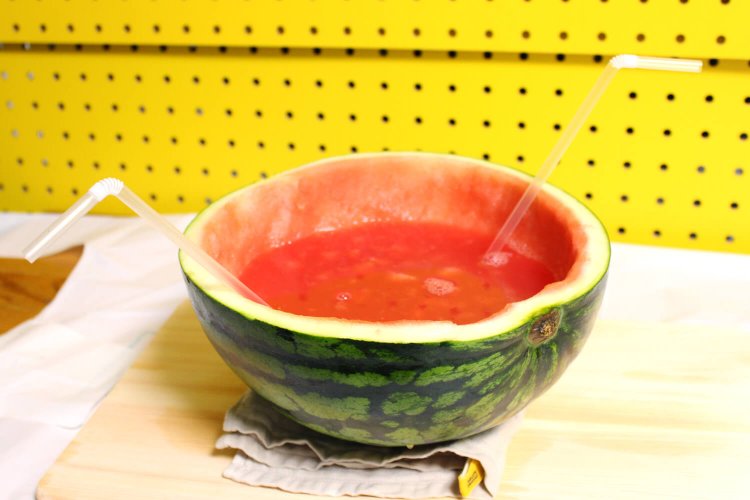 家に保管していたコンビニのストローを2本。