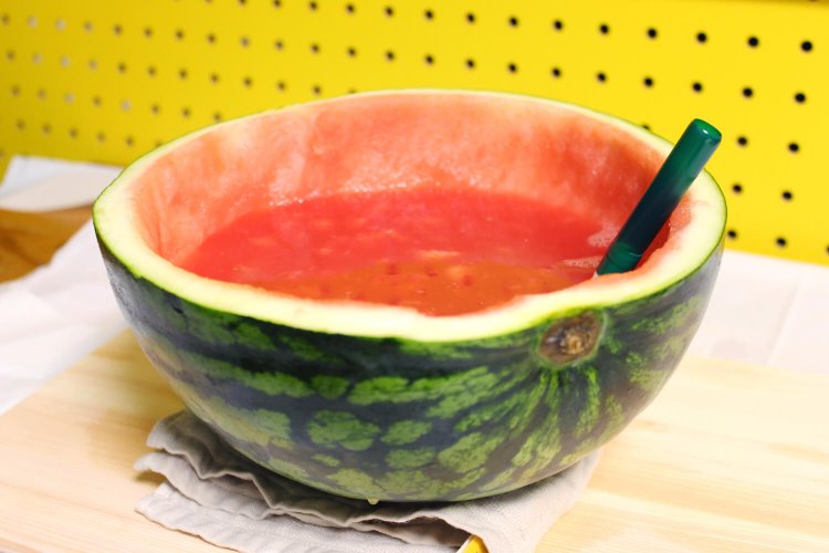 「全てをハイにする」第5弾。スイカの汁全部吸う！大人の自由研究「丸ごとスイカハイ」