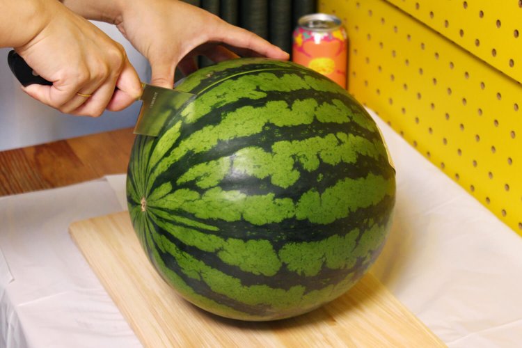 まな板に収まらない大きさのため、まな板の下に東京都指定のゴミ袋を敷いて挑む。