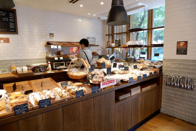 豊富な種類のパンがそろう。