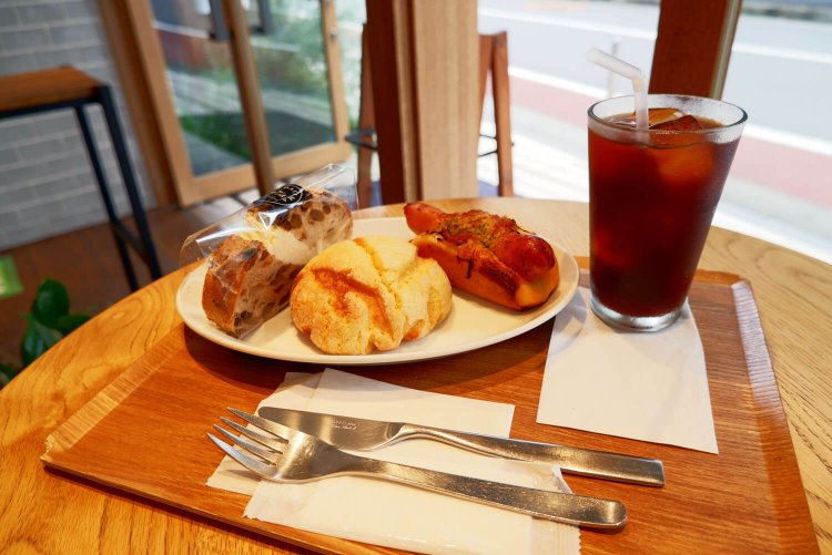 （右から）ソシソン 420円、メロンパン 180円、レーズンバターサンド 280円。