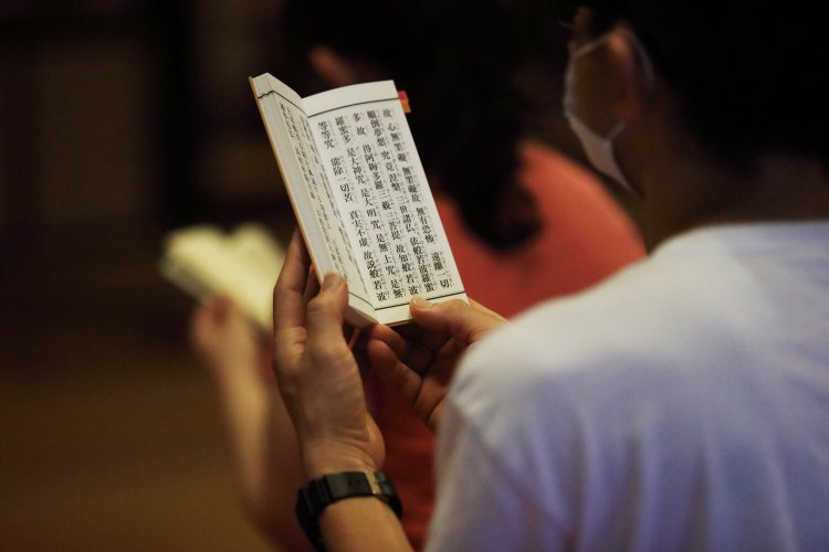 坐禅後、「朝の会」でお経を読む。