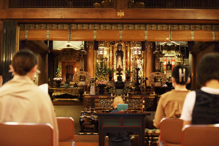 教本を手にお経を読む。自然に声が出る。