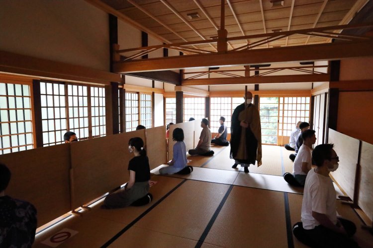 歴史あるお寺で、自分と向き合う坐禅。「思い浮かんだことを受け入れ、無になろうと思わずに呼吸に集中して」と住職の言葉を思い出す。雨音が聞こえる坐禅の時間。