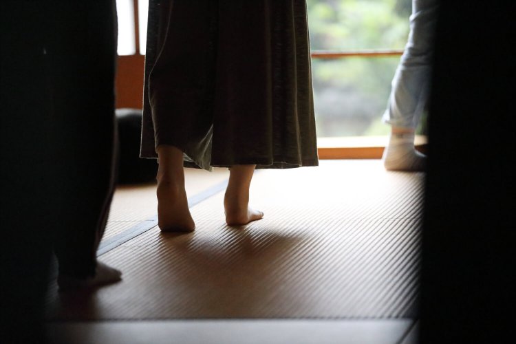 坐禅後に堂内を歩く経行（きんひん）。歩く坐禅と言われ、一呼吸で半歩進む。