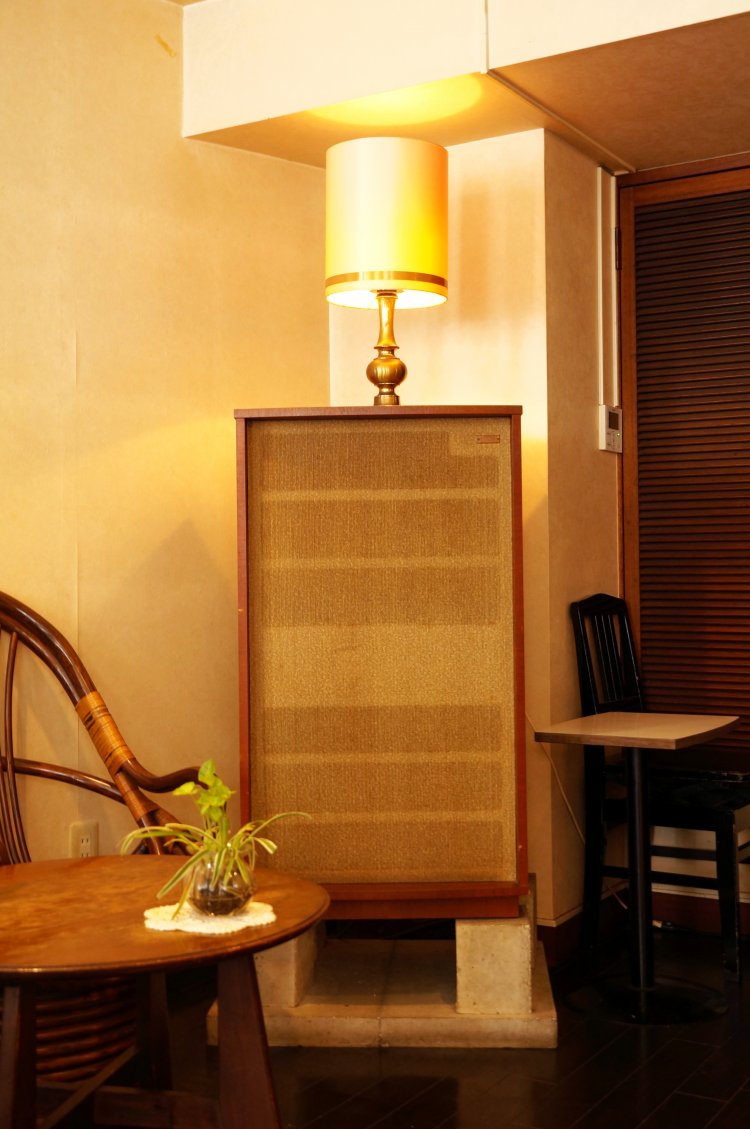 グランドピアノの脇に鎮座する大型スピーカー。迫力あり。