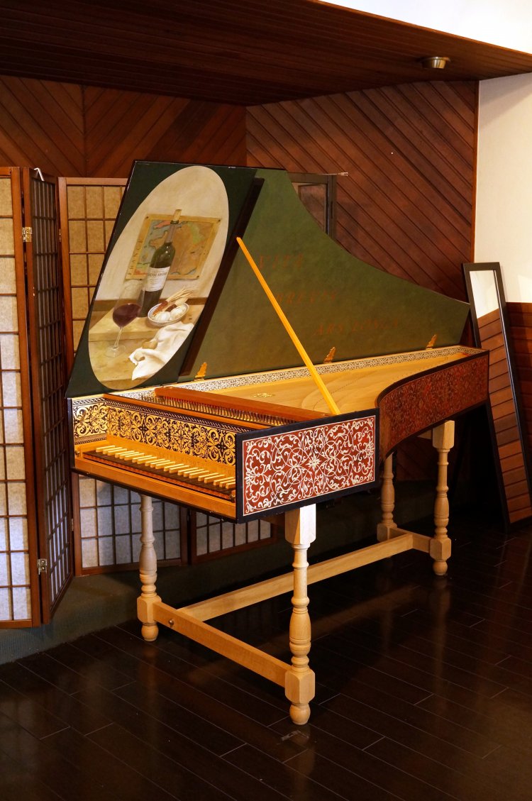 まるできれいな家具のようなチェンバロ。