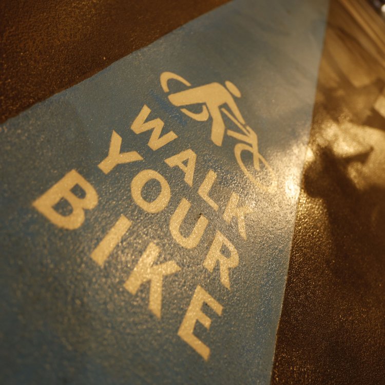 館内の自転車押し歩きOKサイン。