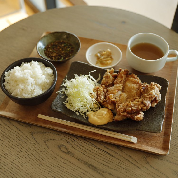 『ハオツー中 華料理』油淋鶏ランチ800円。