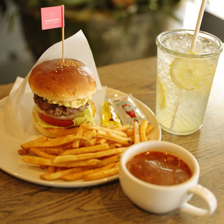 『NANAIRO Eat at Home!』サニーデイズバーガーランチ1200円（ドリンク別）。