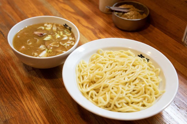 肉入りつけそば950円。麺は210g、チャーシューは肩ロース。