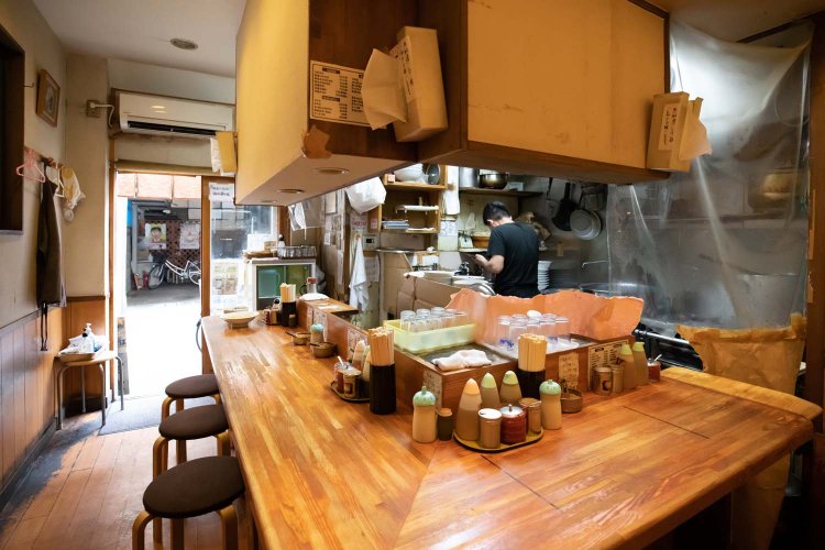 現在（2020年7月）は、カウンター6席。ちょうどいい間隔だ。 