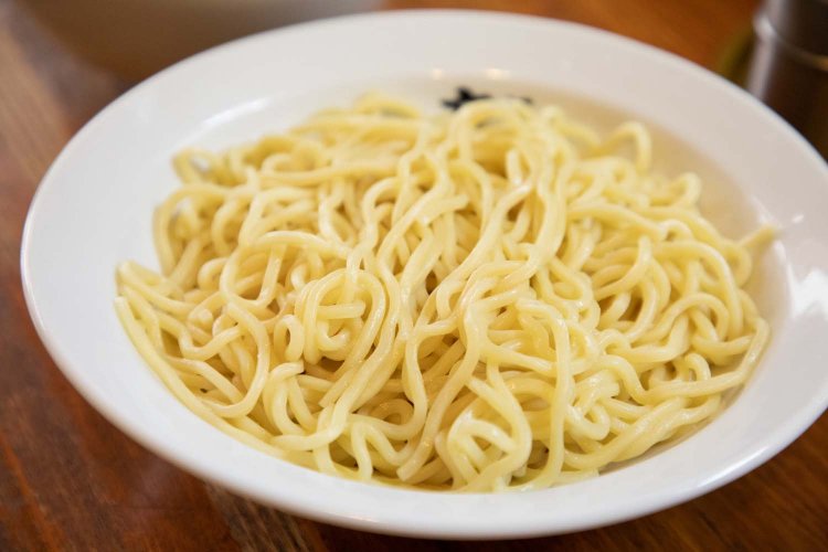 表面がツルツルで黄みがかった中太麺。スープとよく絡む。