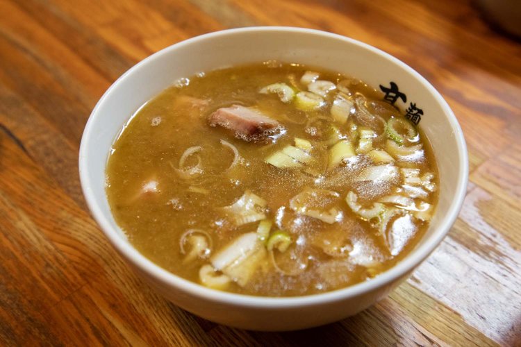 スープは卓上にある玉ねぎ（3杯まで無料）や、魚粉を加えても美味しい。