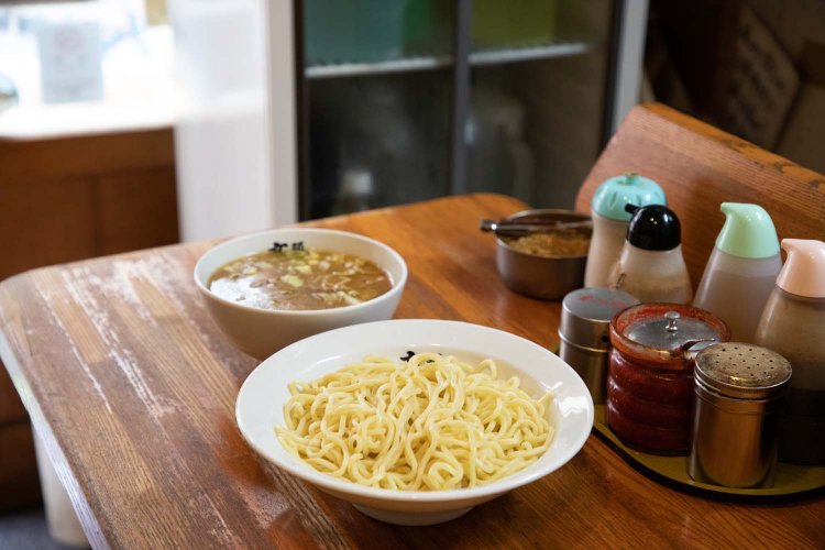 入り口近くのカウンターからは小学生が路地を通る姿が見られることも。