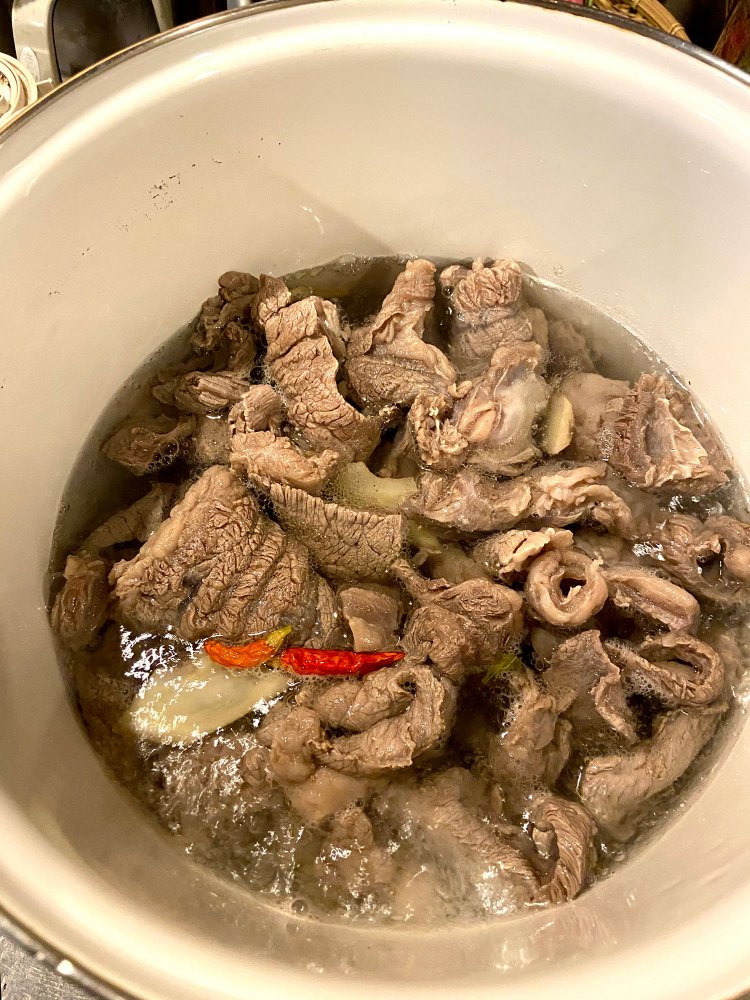 牛すじは酒も加えて1時間煮込んでいる。