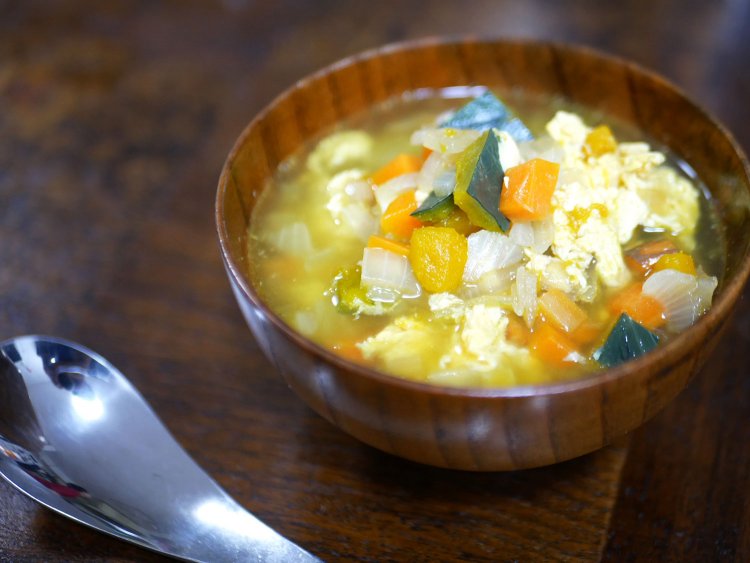 カボチャ、タマネギ、卵のスープを後からカレーに。生トマトも最後に加える。