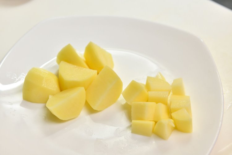 溶かす役目の野菜は小さくカットし、素材の旨みたっぷりのカレーに。