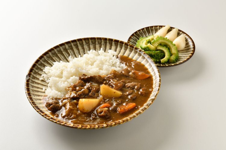 和の薫る牛すじ煮込みの武田家カレー。ゴーヤとらっきょうの漬物も自家製。