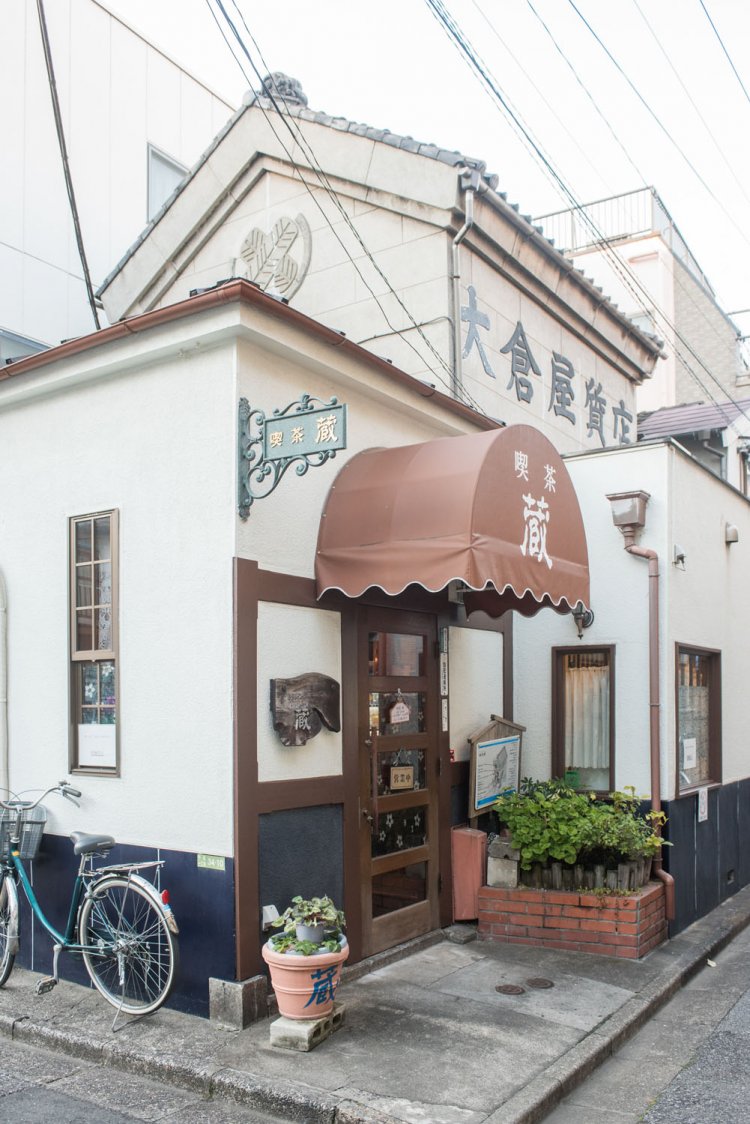 建物には家紋や当時の屋号が残る。