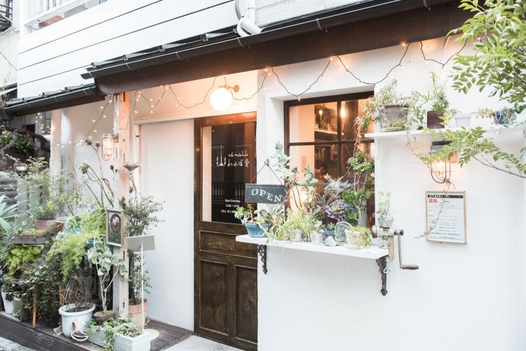 アンティークが飾られ、パリの下町のような雰囲気。真空管アンプが音楽を奏でる。