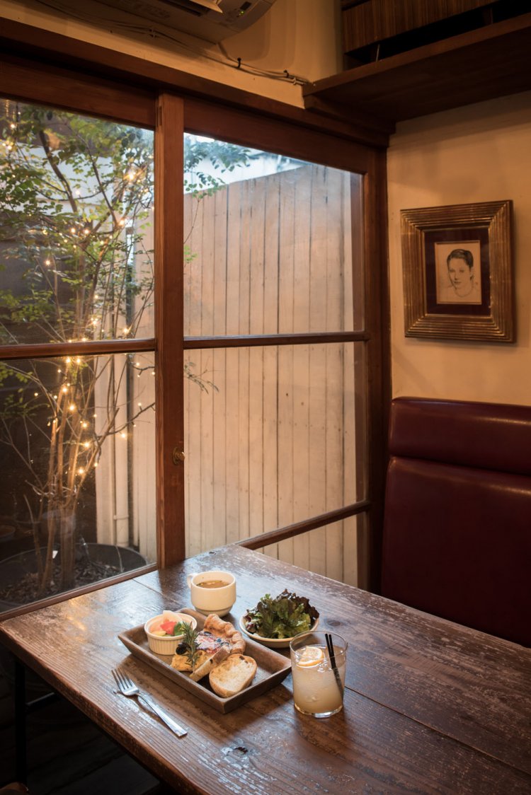 本日のキッシュプレート1408円はランチタイム限定。スープとサラダ、パンも自家製。ドリンクは別料金。