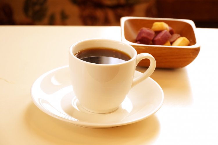 ブレンドコーヒーはソフト、またはビターを選べ、クッキーは日によって種類も異なる。