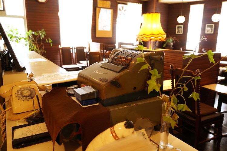 街の喧噪を逃れ、ビル2階に広がる優雅な空間。