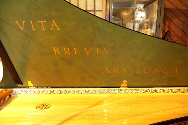 蓋裏には「人生は短く 芸術は長い」の文字が。