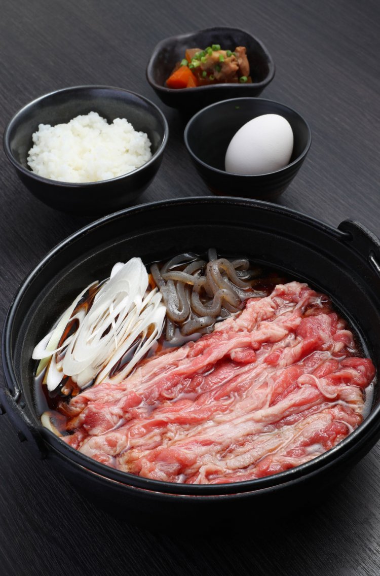 牛カルビ煮込み1045円。締めはご飯と玉子で雑炊を。