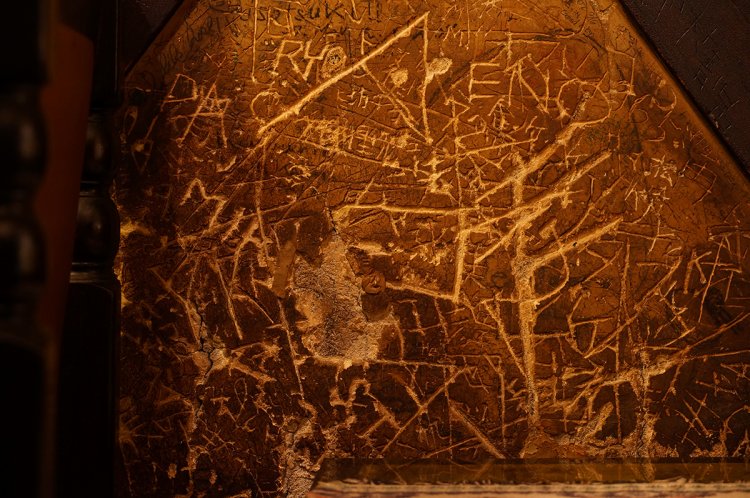 壁に残る文字。これも歴史。