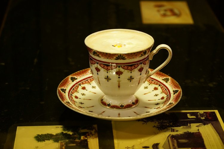 歴史あるメニューのひとつルシアンコーヒー550円。コーヒーにココアが入っていてちょっぴり甘くほろ苦い。