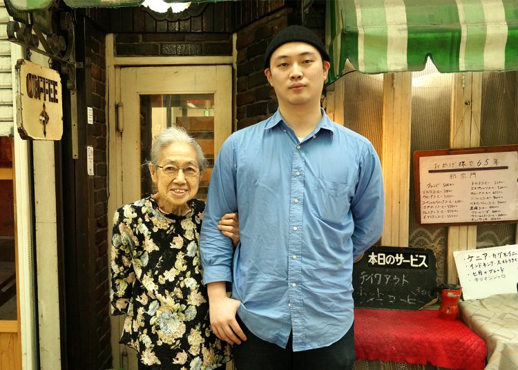 店主の和枝さんとスタッフの百海さん。