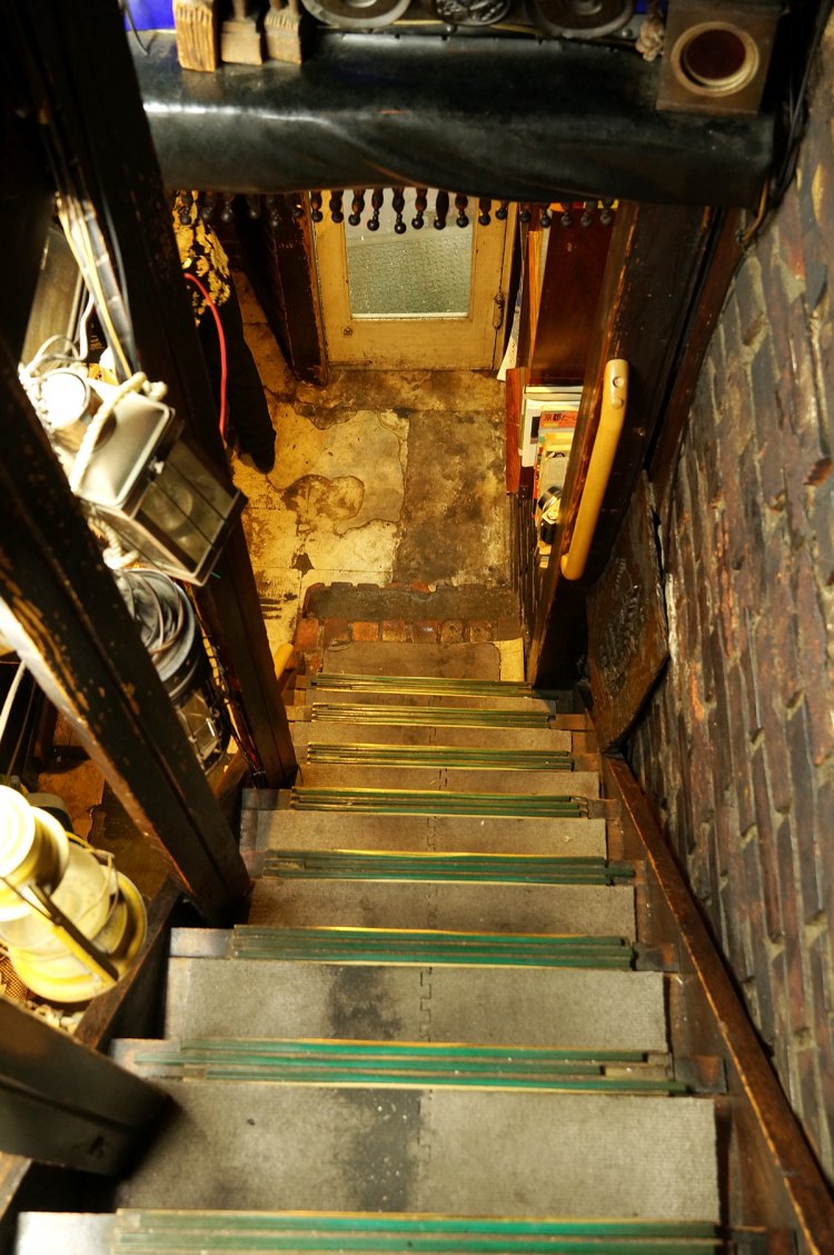 この階段を上がると2階が客席。秘密基地のようでちょっとわくわく。