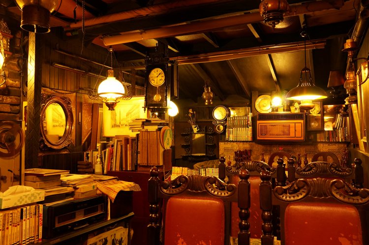 店内には、凝り性だったという政利さんが集めた、写真や古道具などが飾られ、昭和の風情が残る。