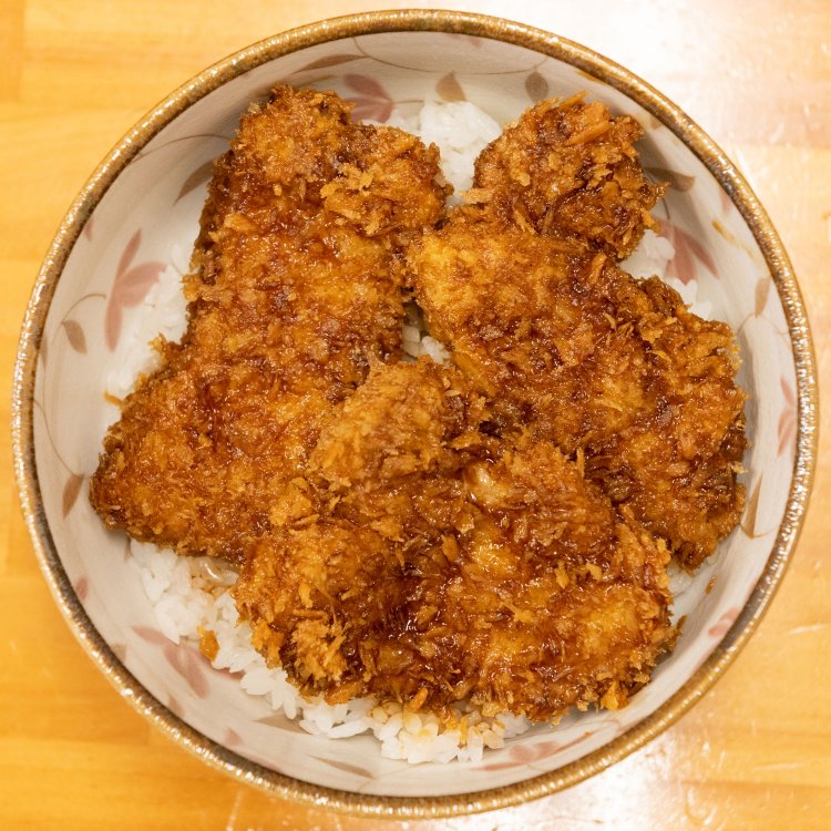 かつ丼はいずれも500円。カツの下に潜むソースダレやしょうゆダレが味に奥行きを与える。