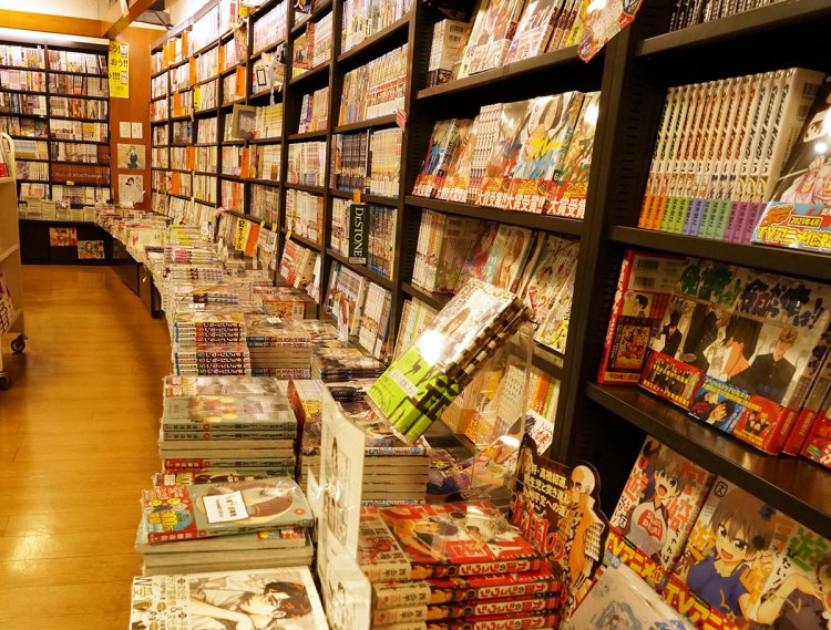 漫画家も多く住む荻窪らしいコミックスの充実ぶり。