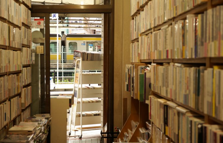 電車を降りた人とあいさつできそうな距離感。