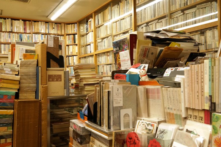 整理されるのを待つ古本たち。